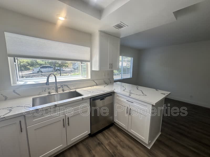 674 Warwick Ave – photo 4
