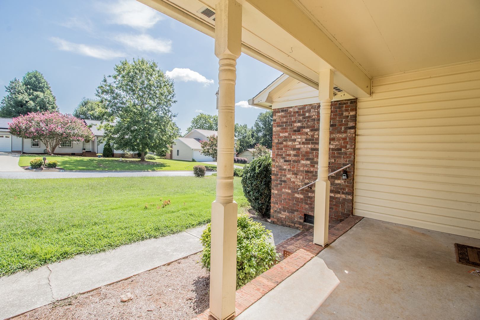 1 Story Brick Ranch In Canebrake Subdivision Desirable Schools Buena Vista Elem Riverside Middle And High Community Pool – photo 3