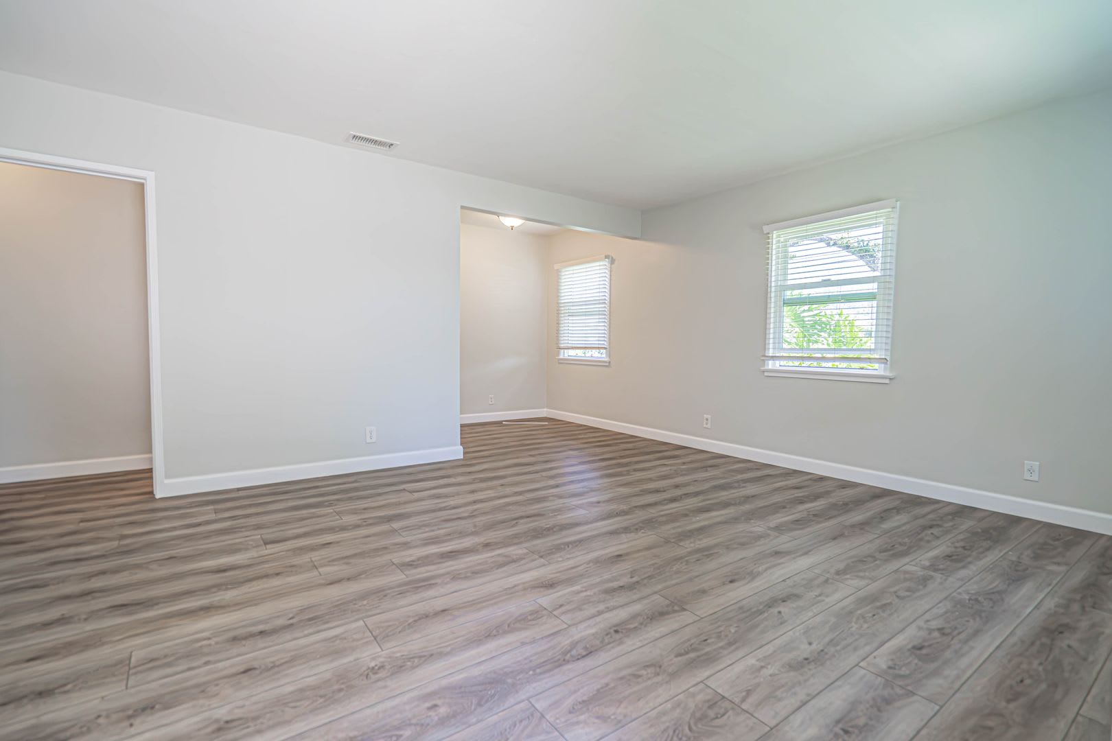Charming Single-Story 2-Bedroom Home in Burbank! – photo 2