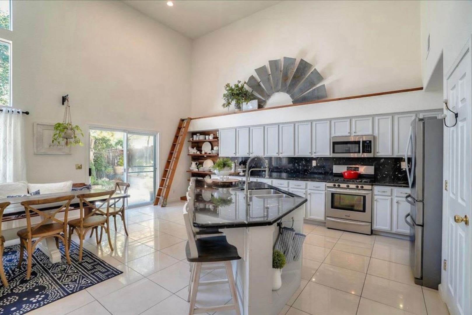 Stunning Hollister Home with Ground-Floor Primary Suite Near Whale Park – photo 3