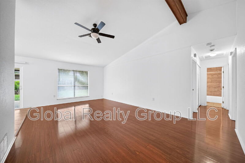 7713 Narrow Pass St – photo 4