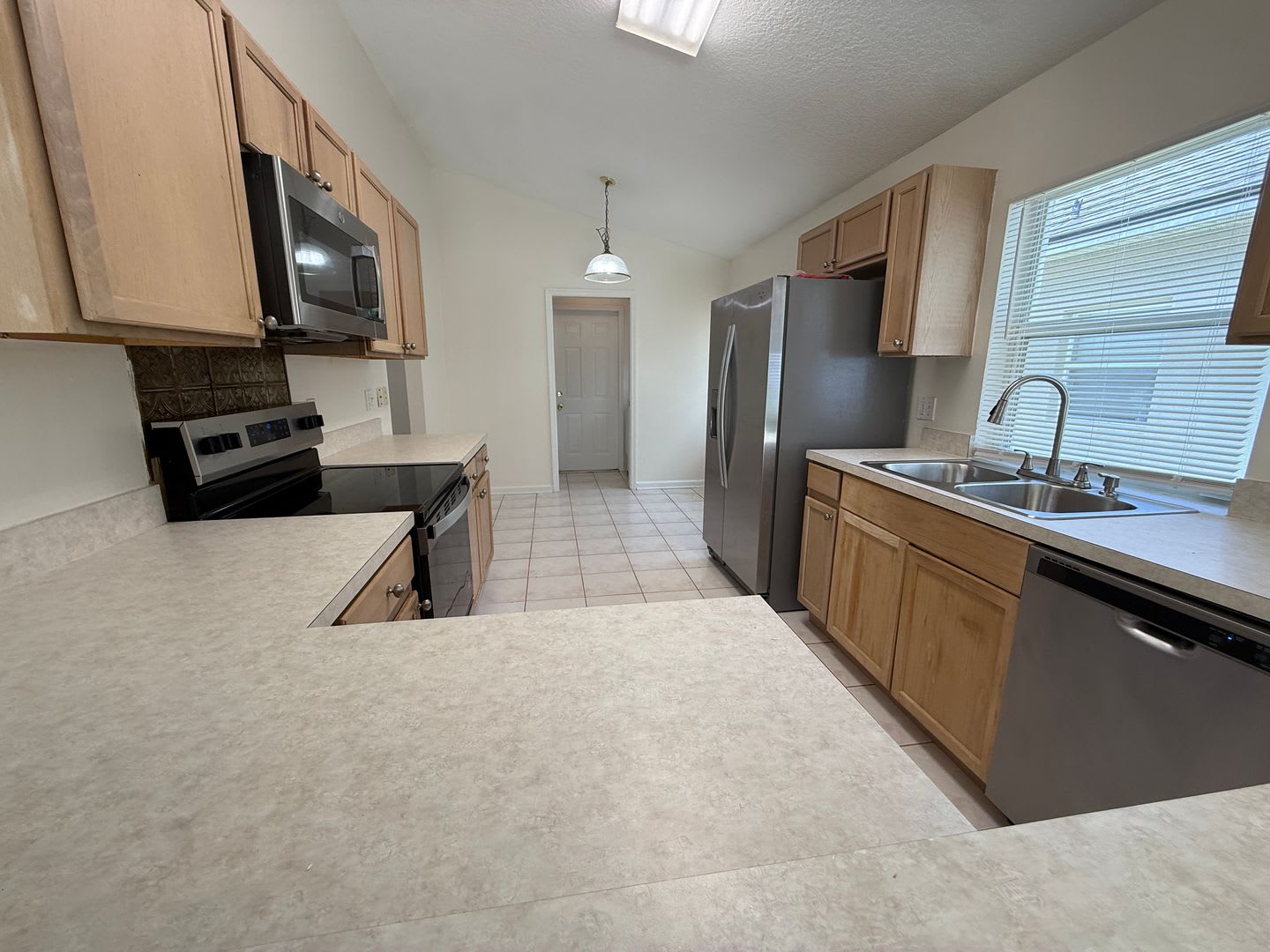 Beautiful 3 bed/2 bath home with Lawn Care Included – photo 3