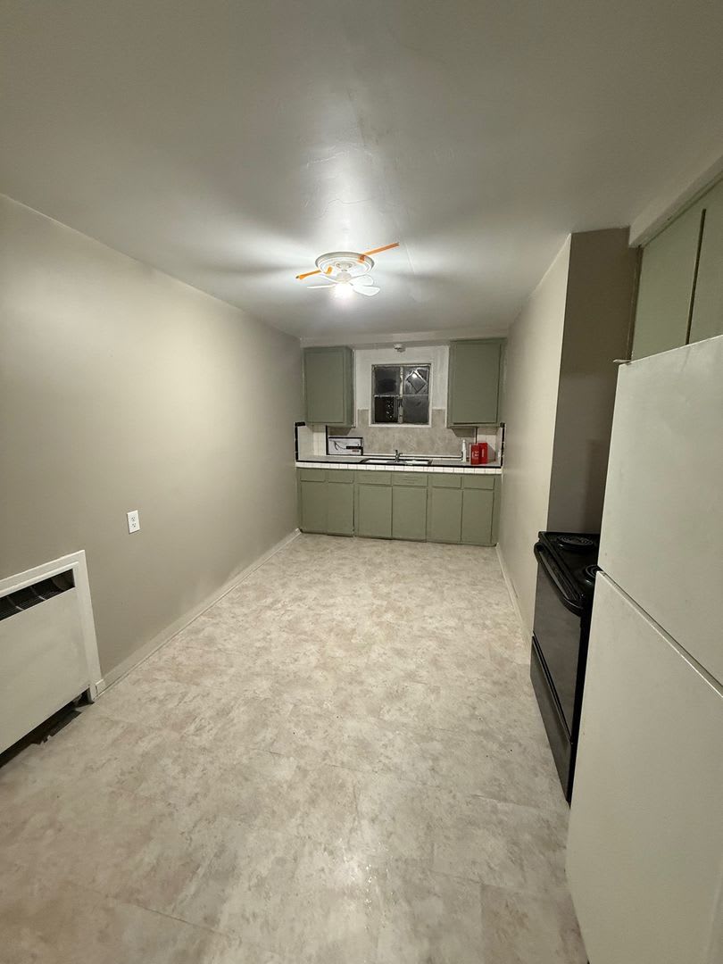 Cozy 2BR 2nd Floor Apartment in Warren – photo 3