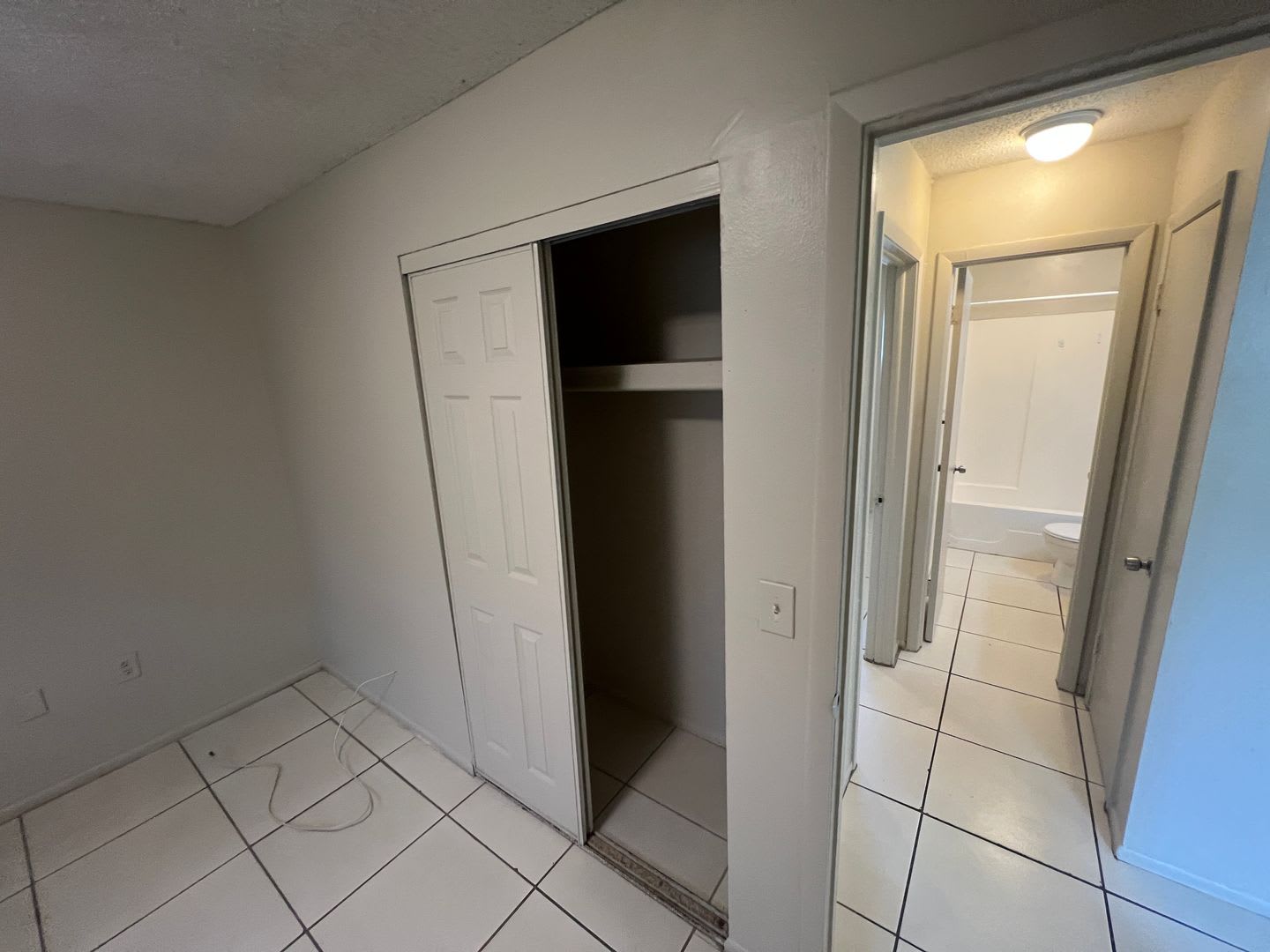 Fort Myers 2 Bed 1 Bath Unfurnished First Floor Apartment Available For A Long Term Tenant Pet Friendly – photo 4