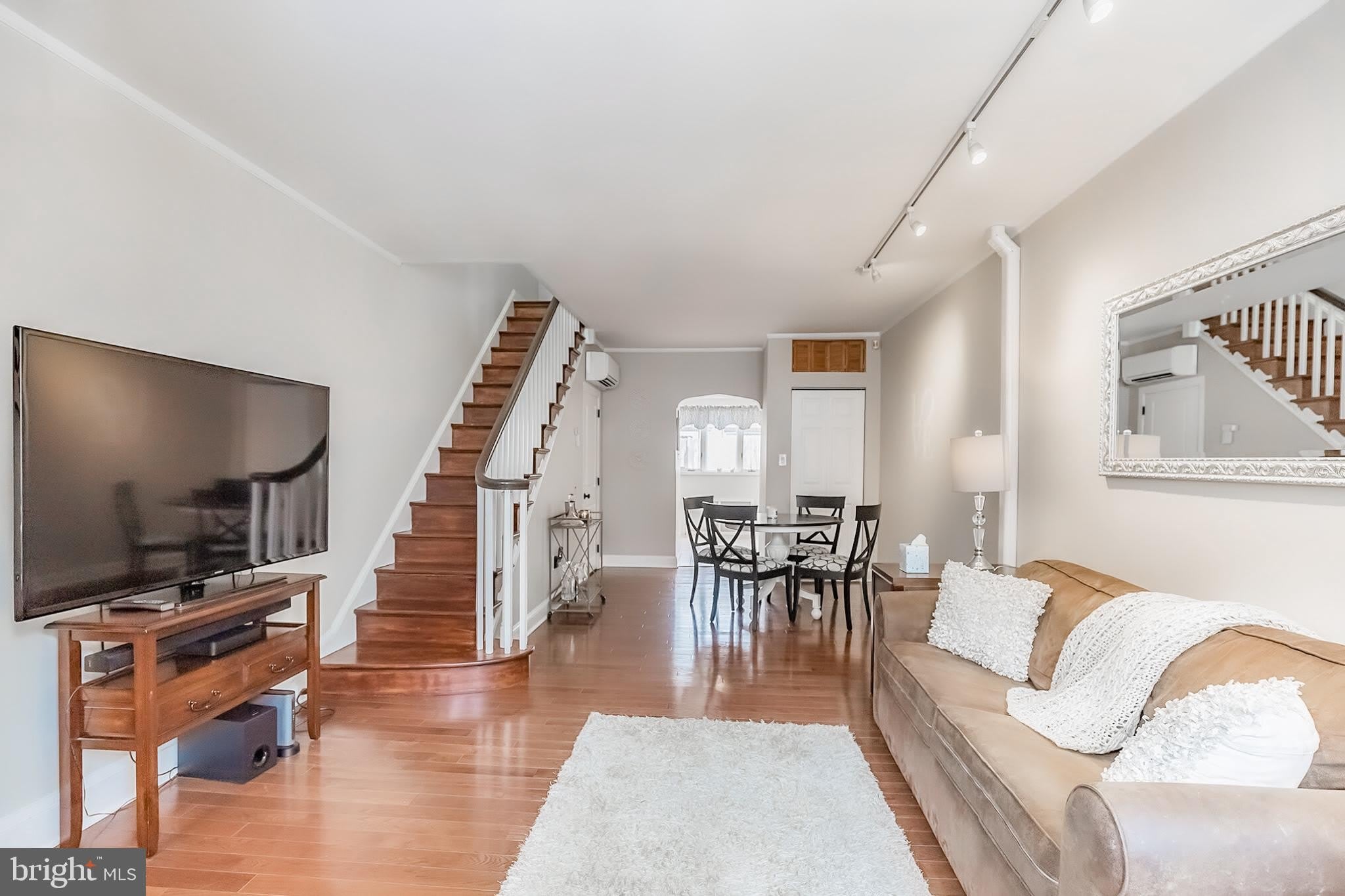 1045 MERCY Street – photo 5