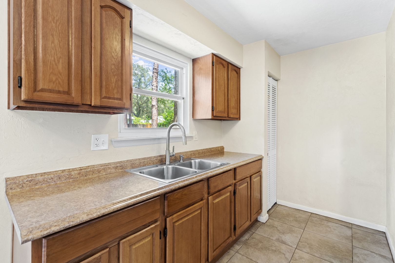 Charming Home in the Serene Springtree Neighborhood – photo 5