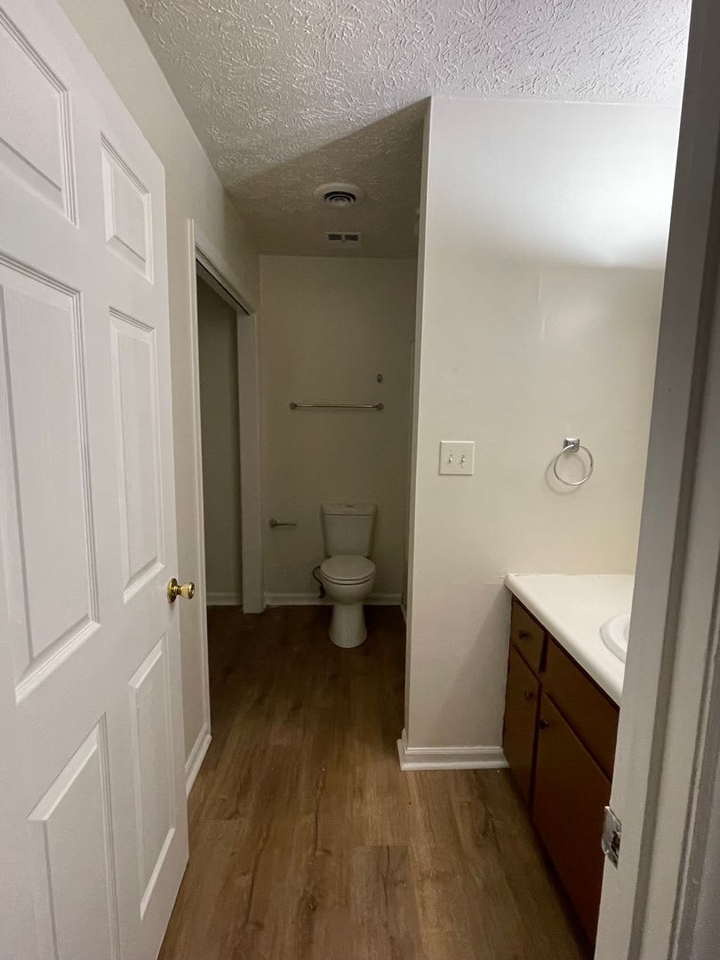 2BR 1 Bath Duplex on the Eastside! Available soon! – photo 5