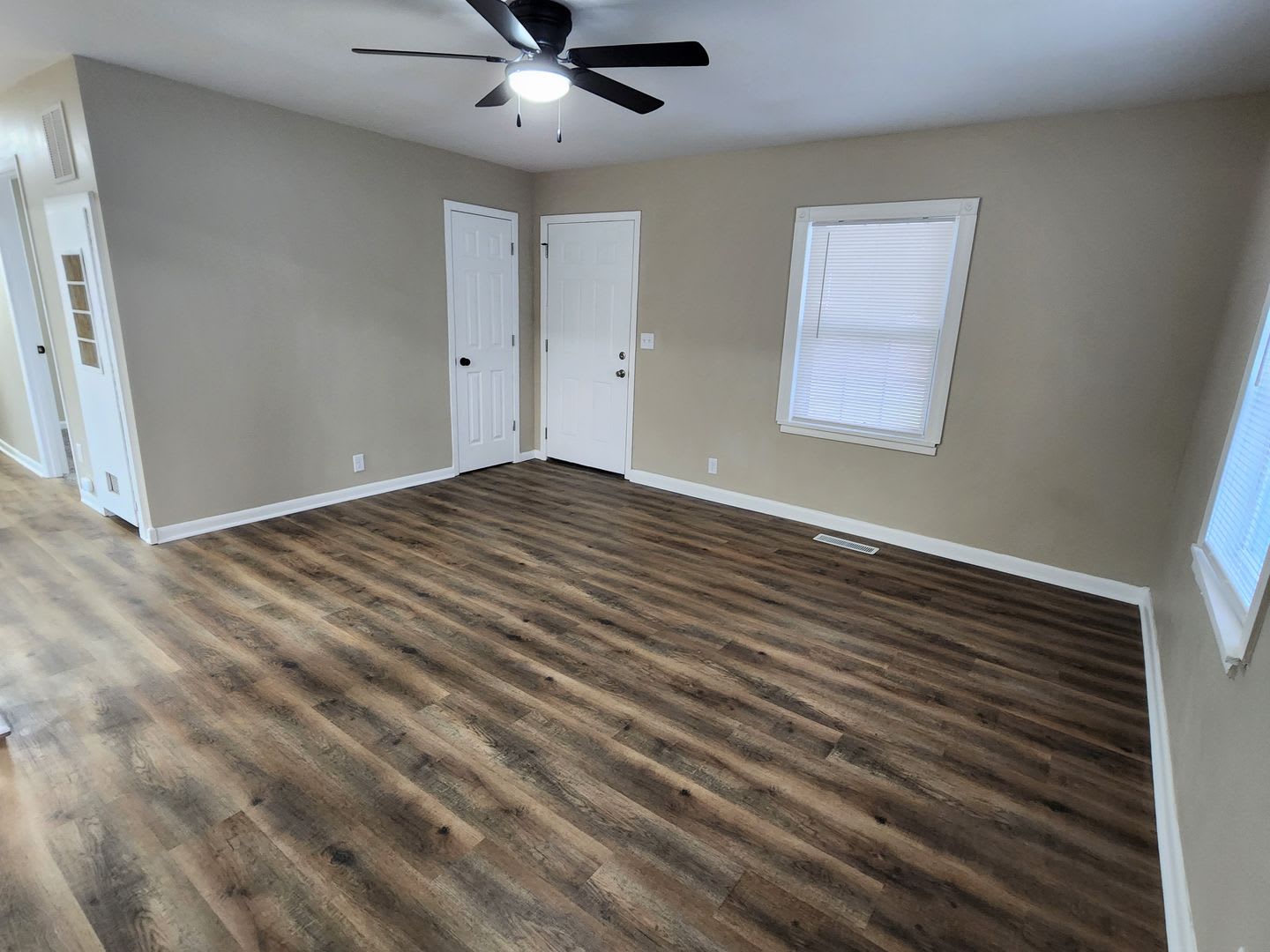 3 Bed 1 Bath Home Fenced Yard – photo 5