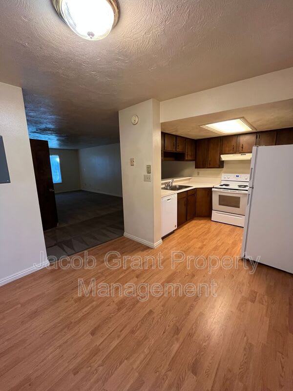 735 Whittier St – photo 4