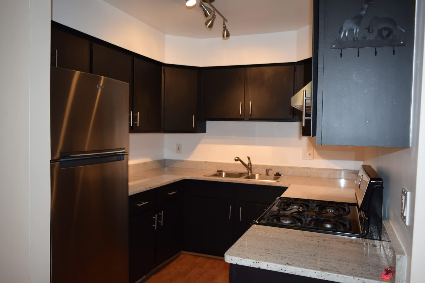 August Signing Special Updated 2 Bedroom Condo With Finished Basement Garage Pool Tennis Clubhouse – photo 3