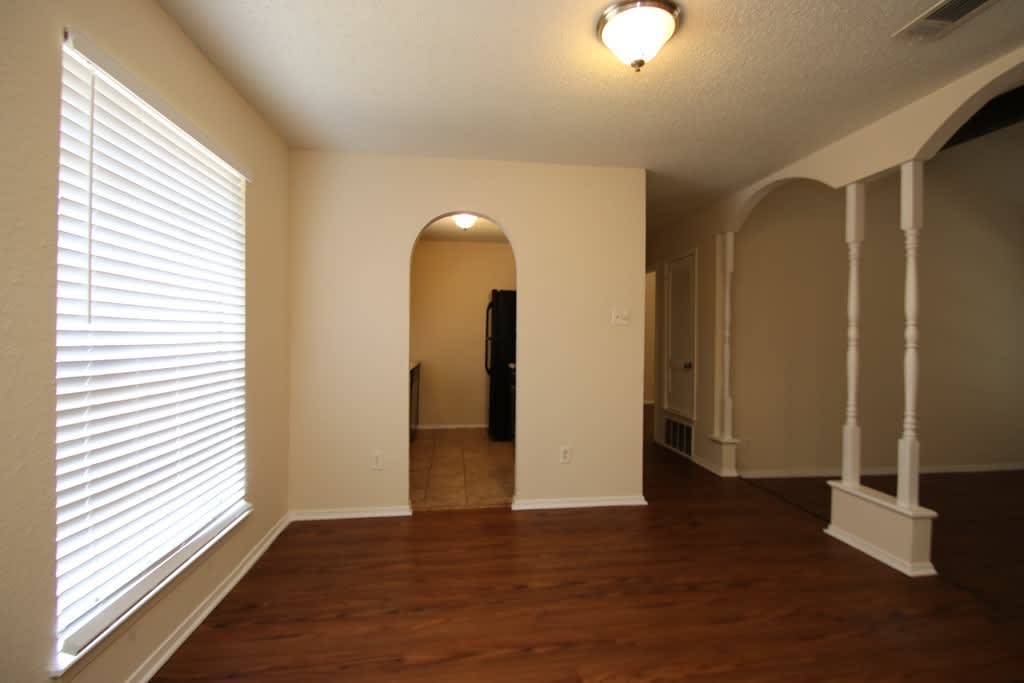 ***MOVE IN SPECIALS $250 OFF FIRST MONTH'S RENT*** Remodeled South Austin gem with NO CARPET! – photo 3