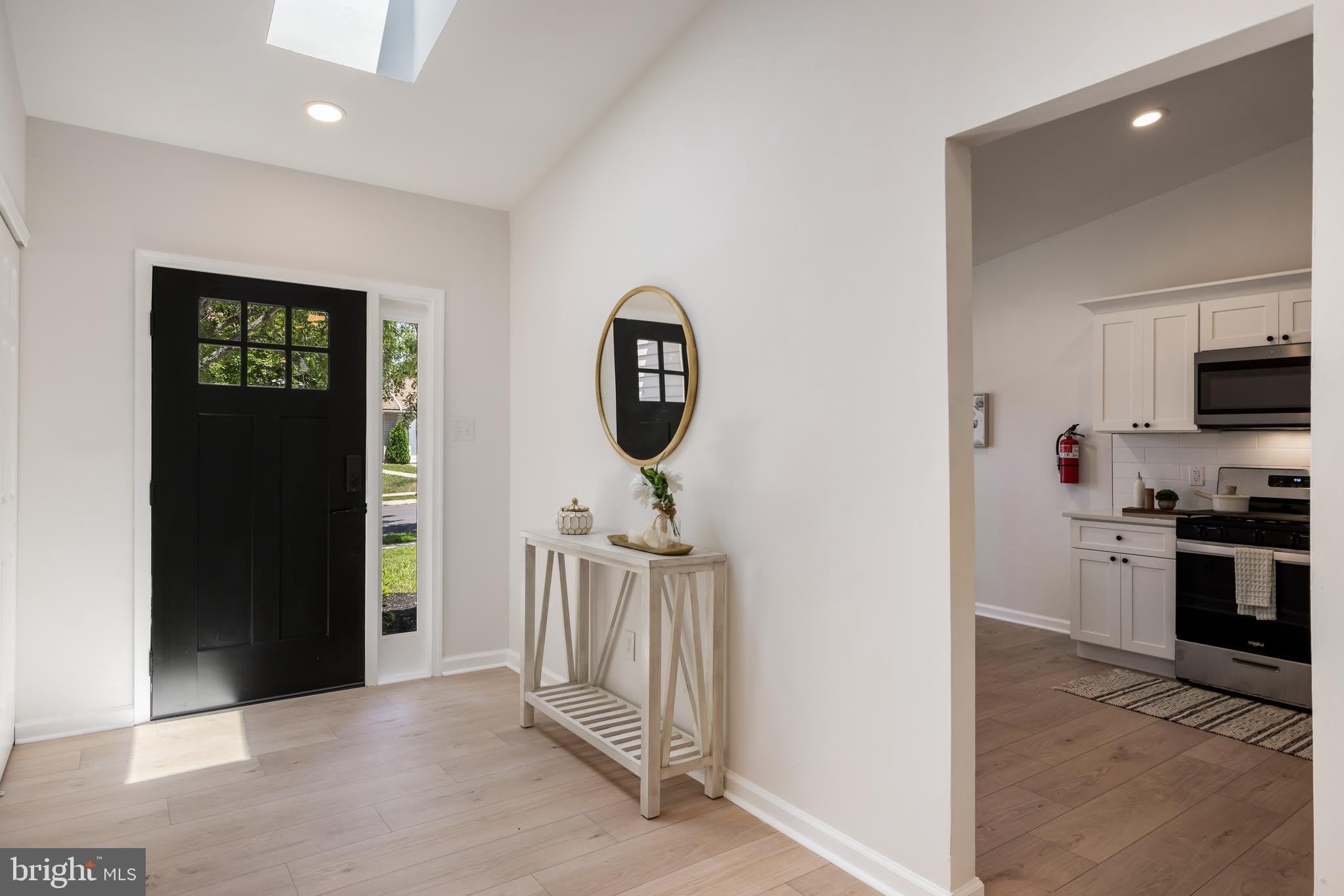 1004 JONATHAN Lane – photo 2