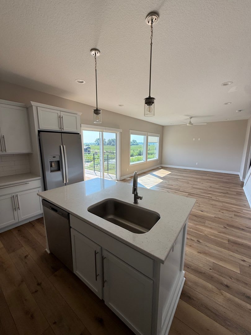 Luxury Newer Construction Home! Perfect Location! – photo 4