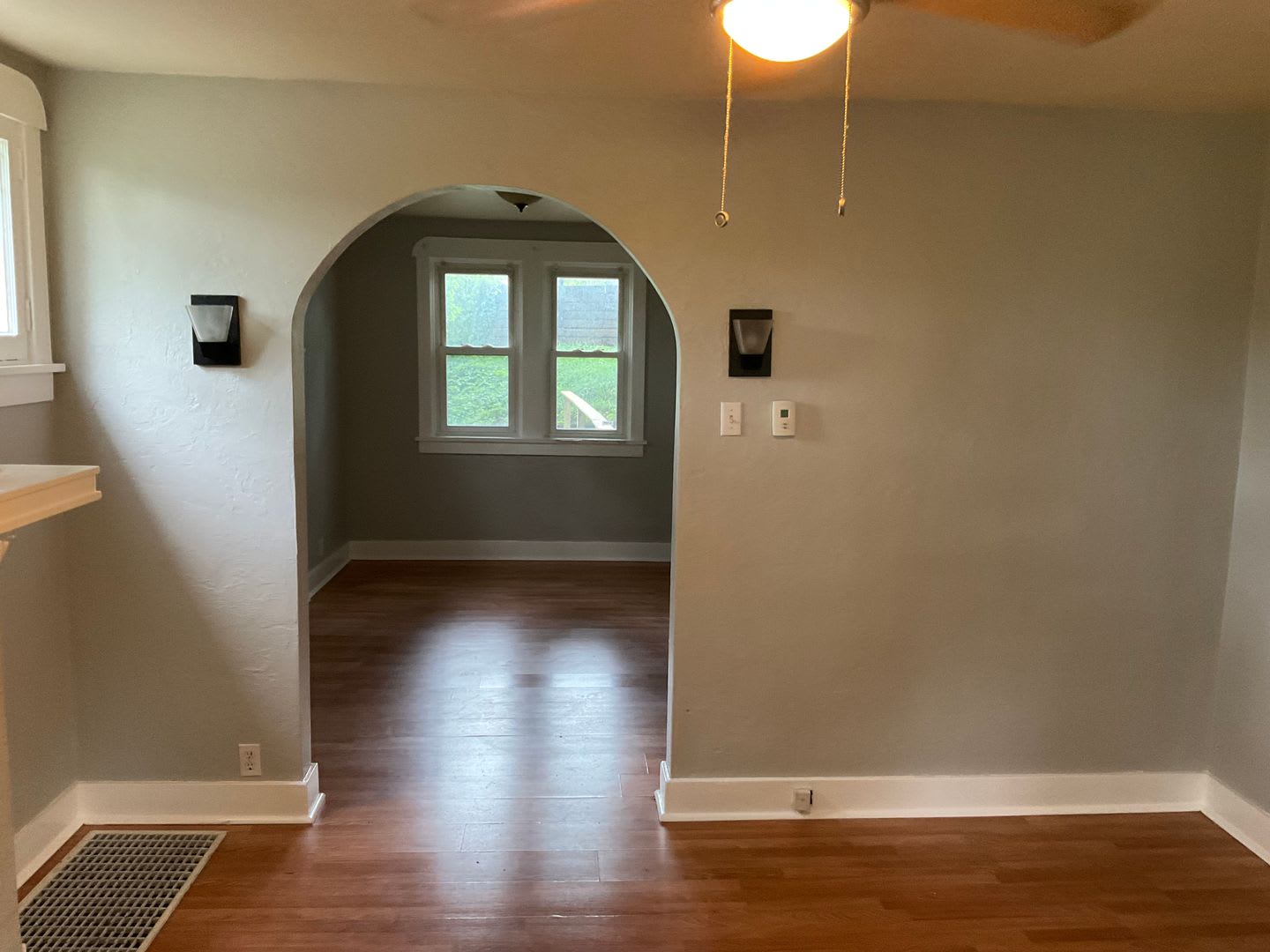 Charming, Character-Filled 2 Bedroom in Brentwood – Freshly Updated & Move-In Ready – photo 4