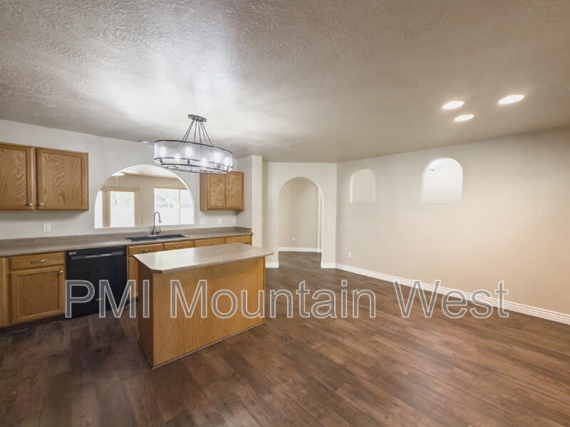 955 Alton Dr. – photo 2
