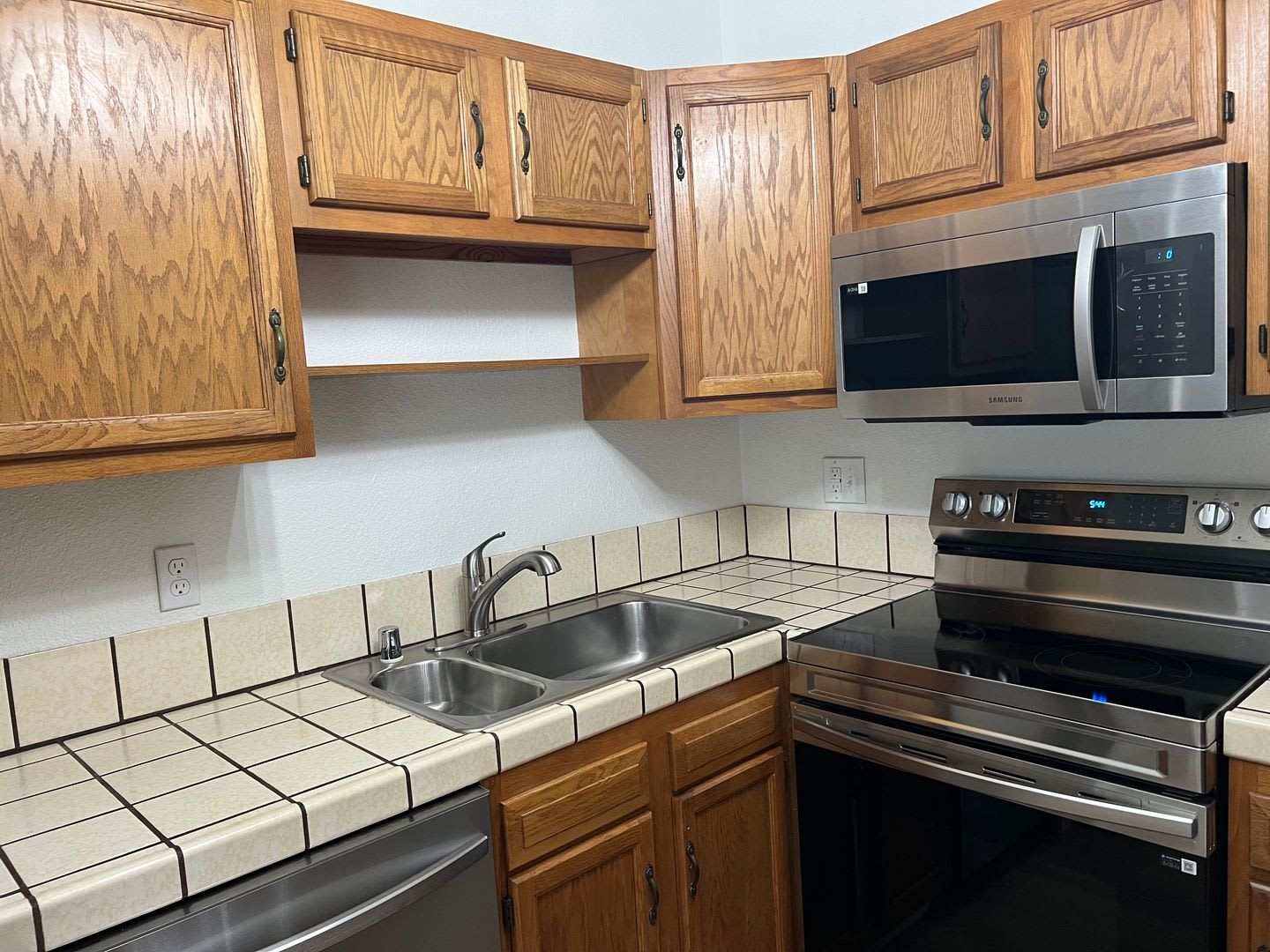 Burlingame 2/1 Remodeled upper unit Ready Now – photo 2
