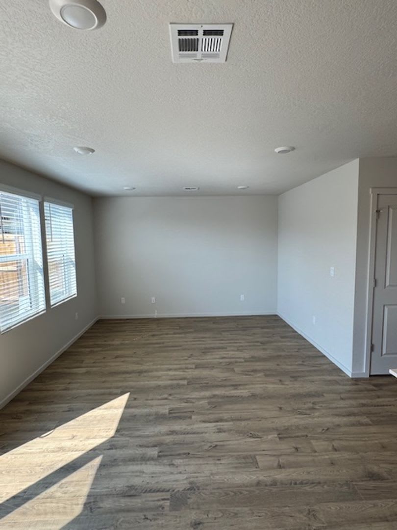 Brand New 4 Bedroom House W Upgrades – photo 5
