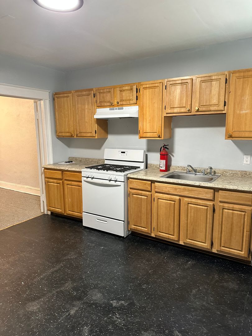 Spacious Home! Finished Basement! W/D! Available Now! – photo 5