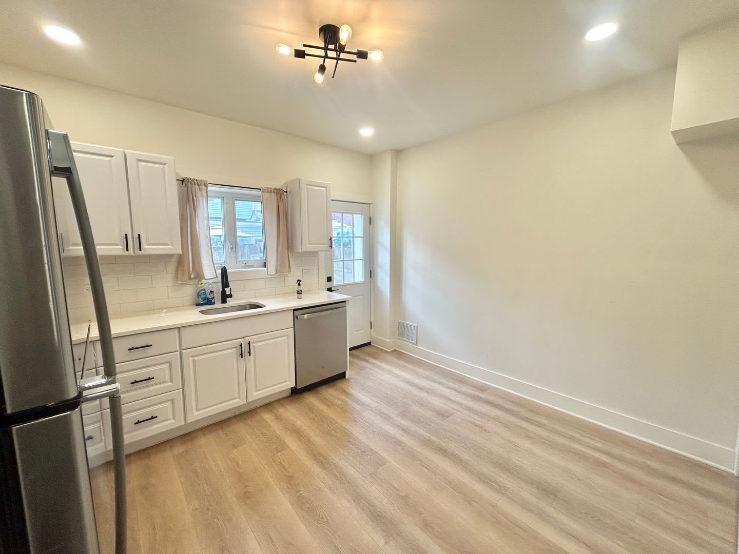 Updated 2-Bedroom Fishtown Townhome with Central Air – photo 3