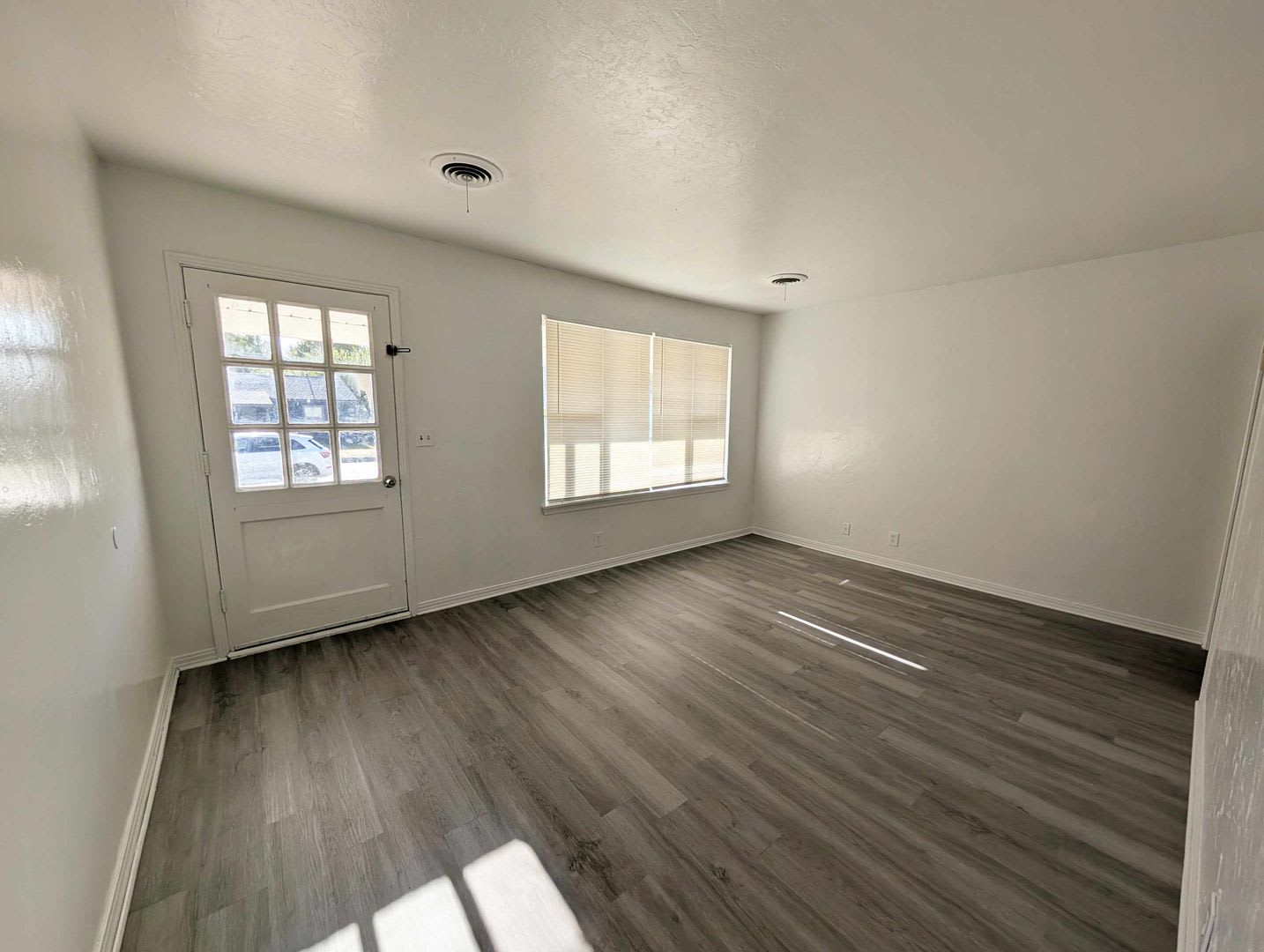 Freshly Updated & Move-In Ready – photo 4