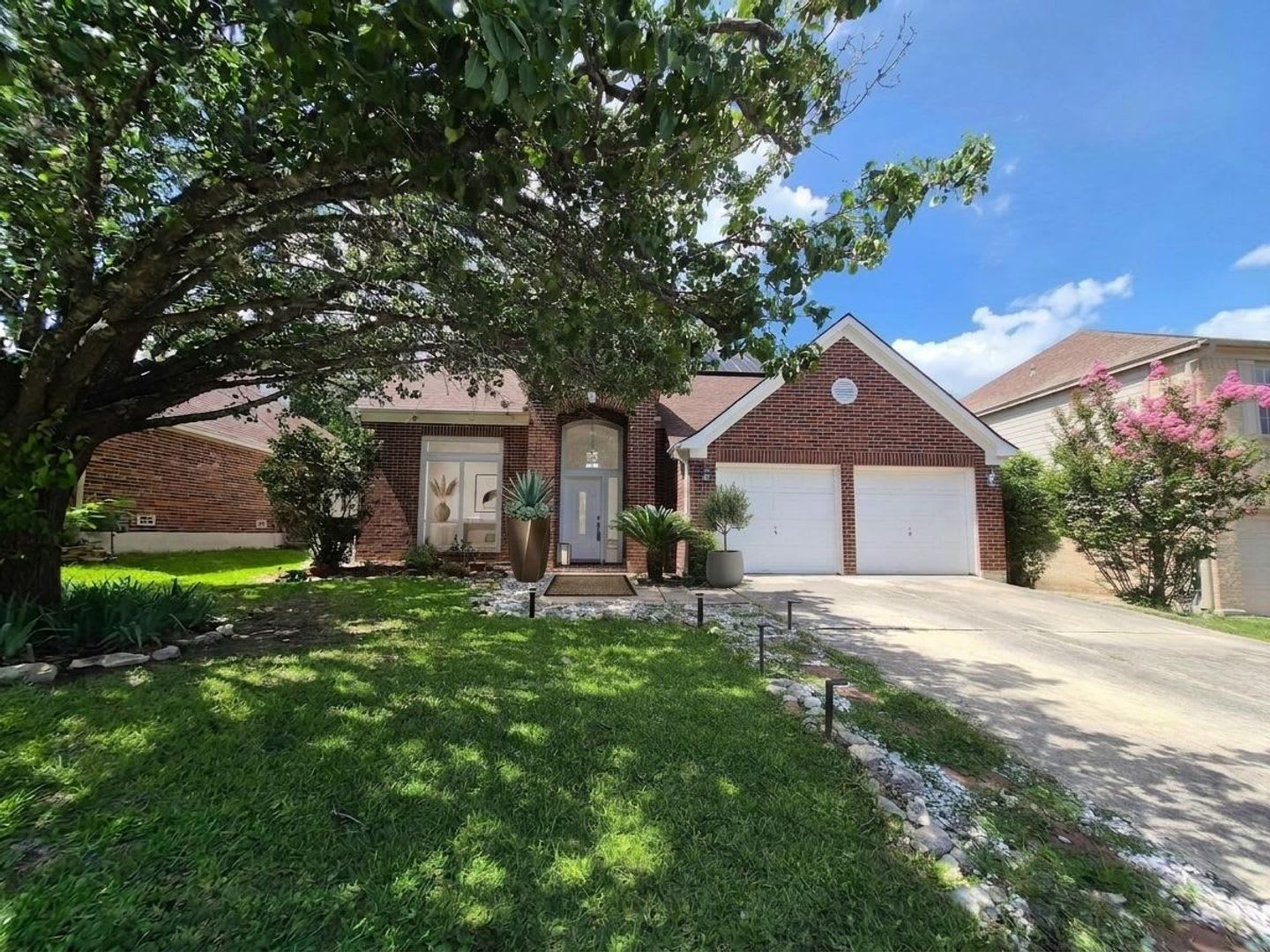 Application Received Move In Special Stunning 4 Br 2 5 Bath Home In Gated Community With Resort Style Amenities – photo 1
