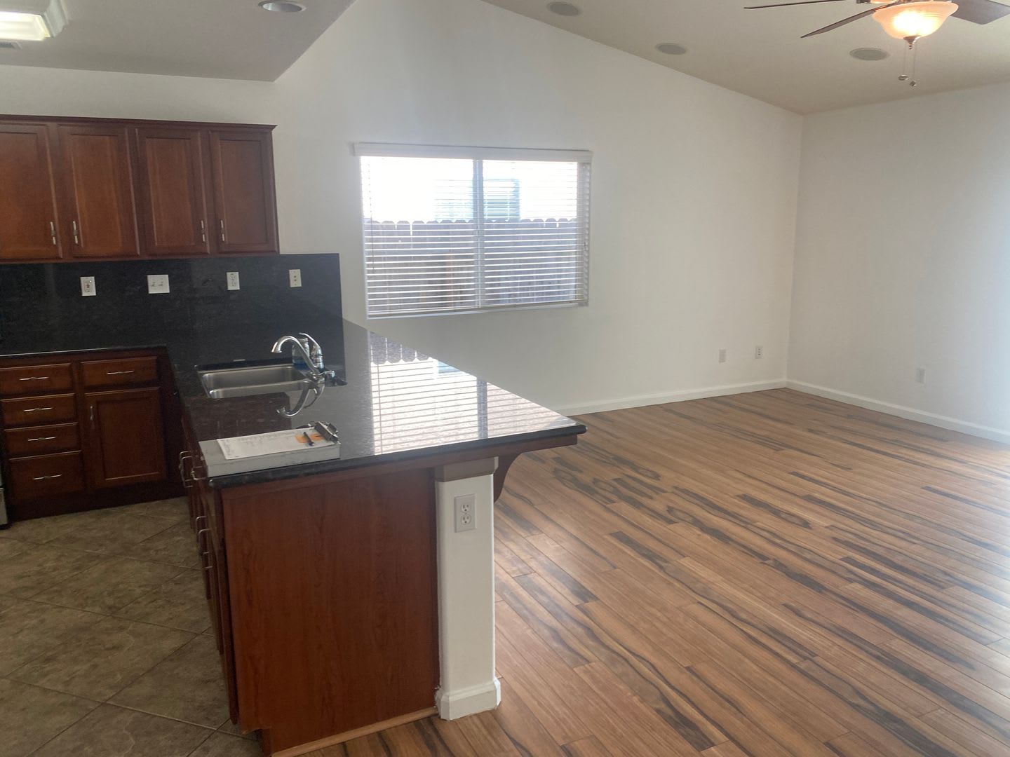 3 Bedroom 2 Bathroom In Se Visalia – photo 3