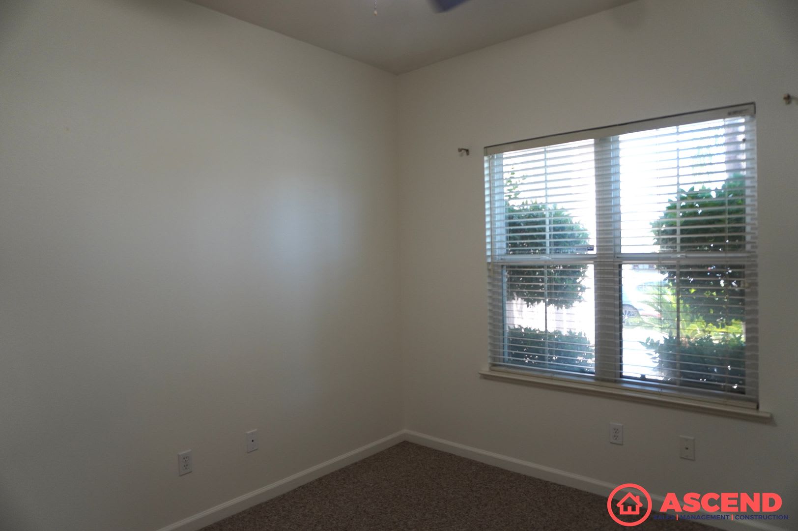 Move-In Special! Deposit Moves You In! Beautiful 5-Bedroom Home with Fireplace & Garage in Delano – photo 4