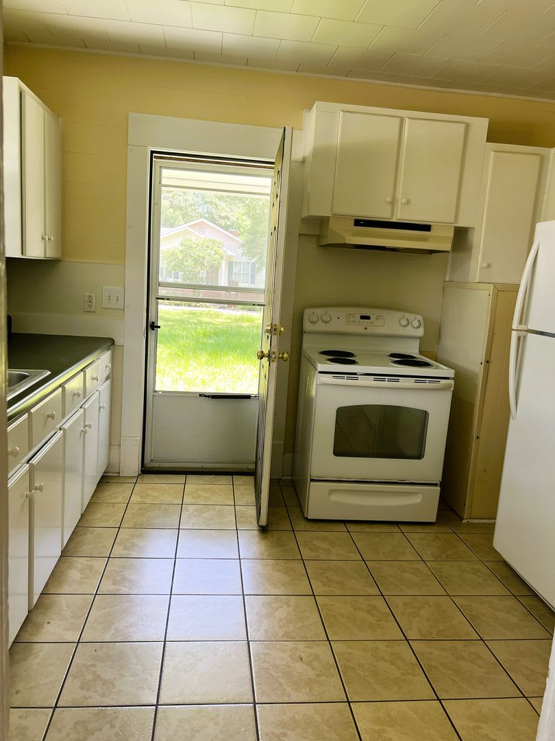 Cute 2/1 Home on Corner Lot in Graceville – photo 3