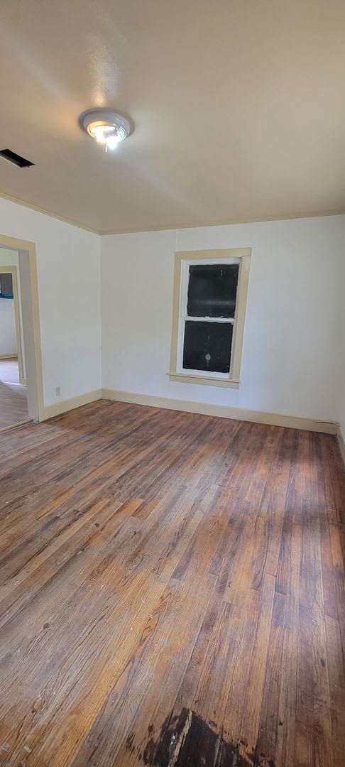 Nice 2 bedroom/1 bath home with Single Car Garage! – photo 4