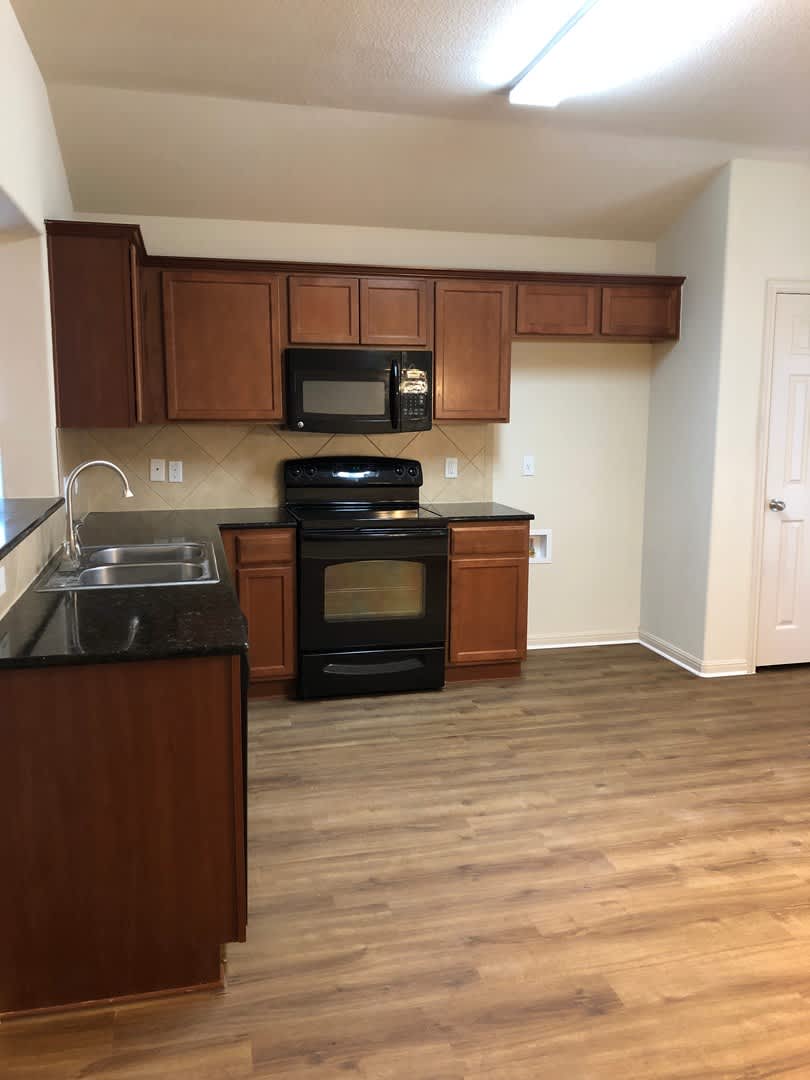 4 Bedroom Charm In Manor – photo 5