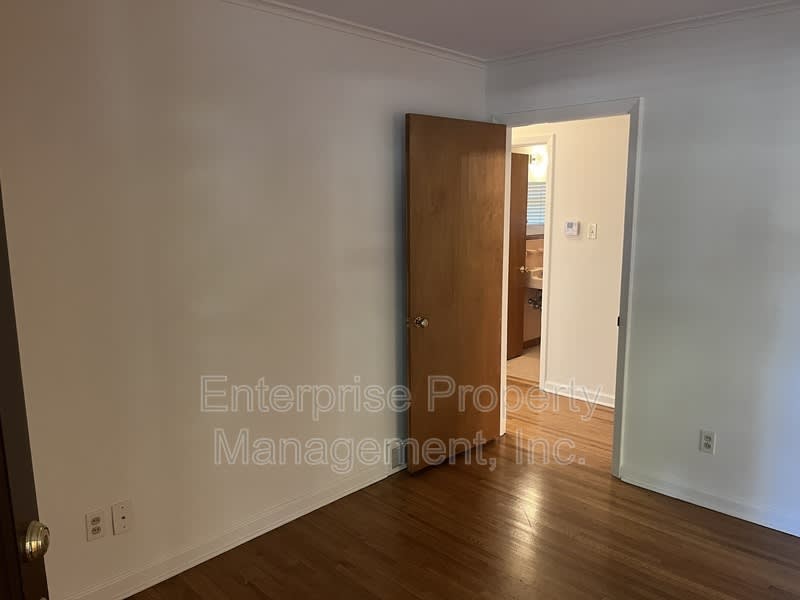 5081 Whitehall Ave – photo 4