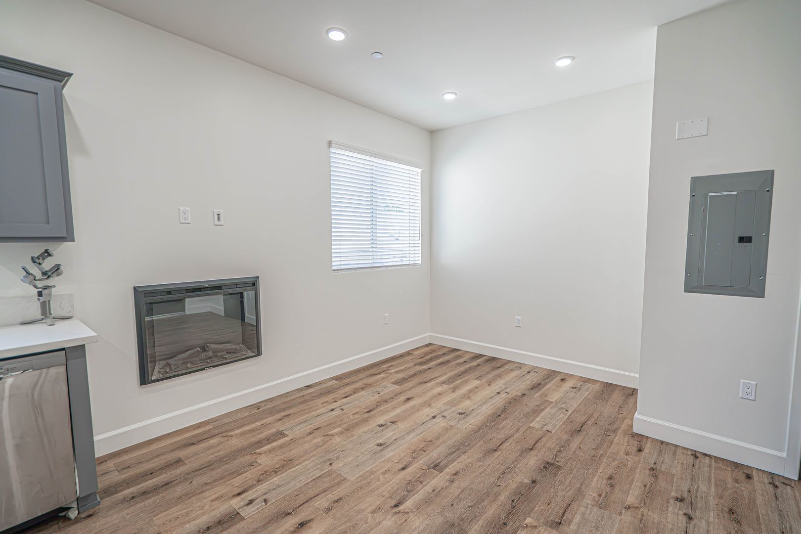 Beautiful 1-Bedroom Condo with an Office Space in Sherman Oaks! – photo 5