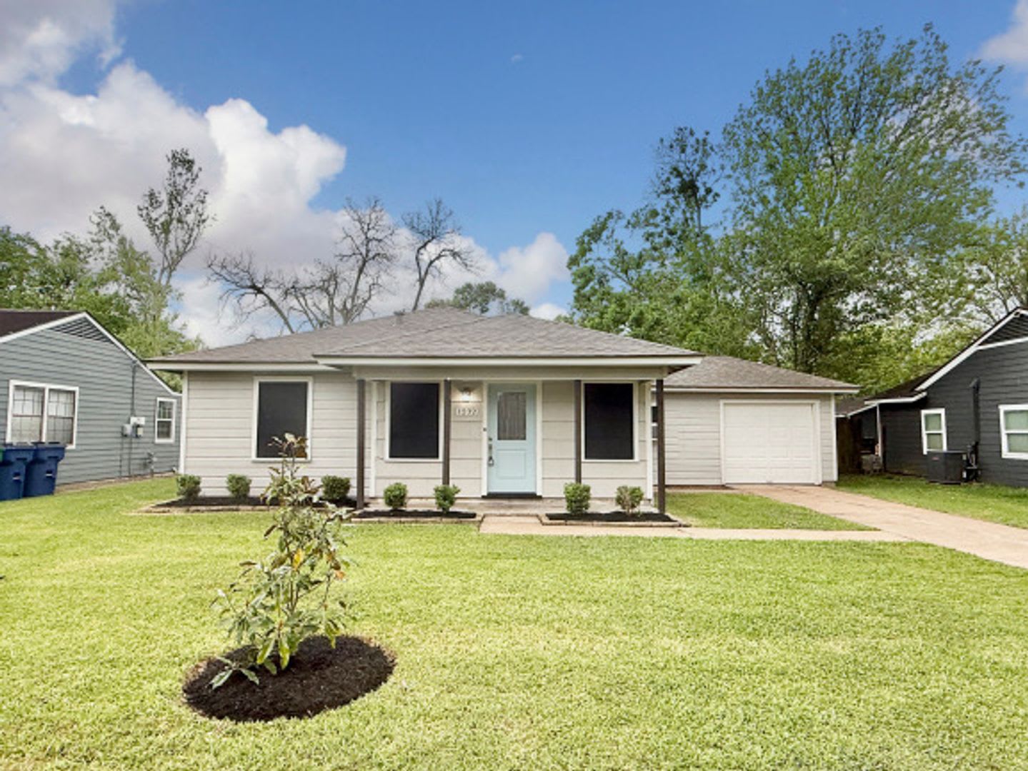 Beautiful 2/1/1 w/ study in Angleton!! Very Cute Home! – photo 1