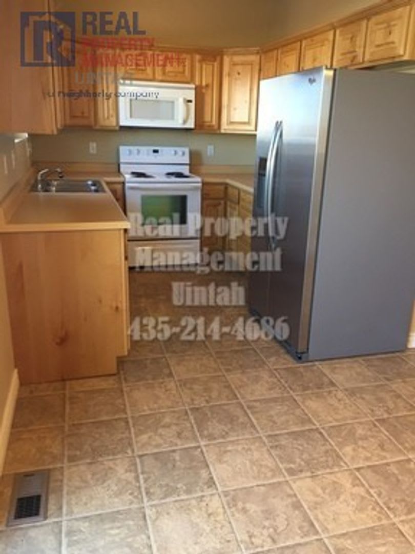 3 Bedroom 2.5 Bathrooms Town Home – photo 4