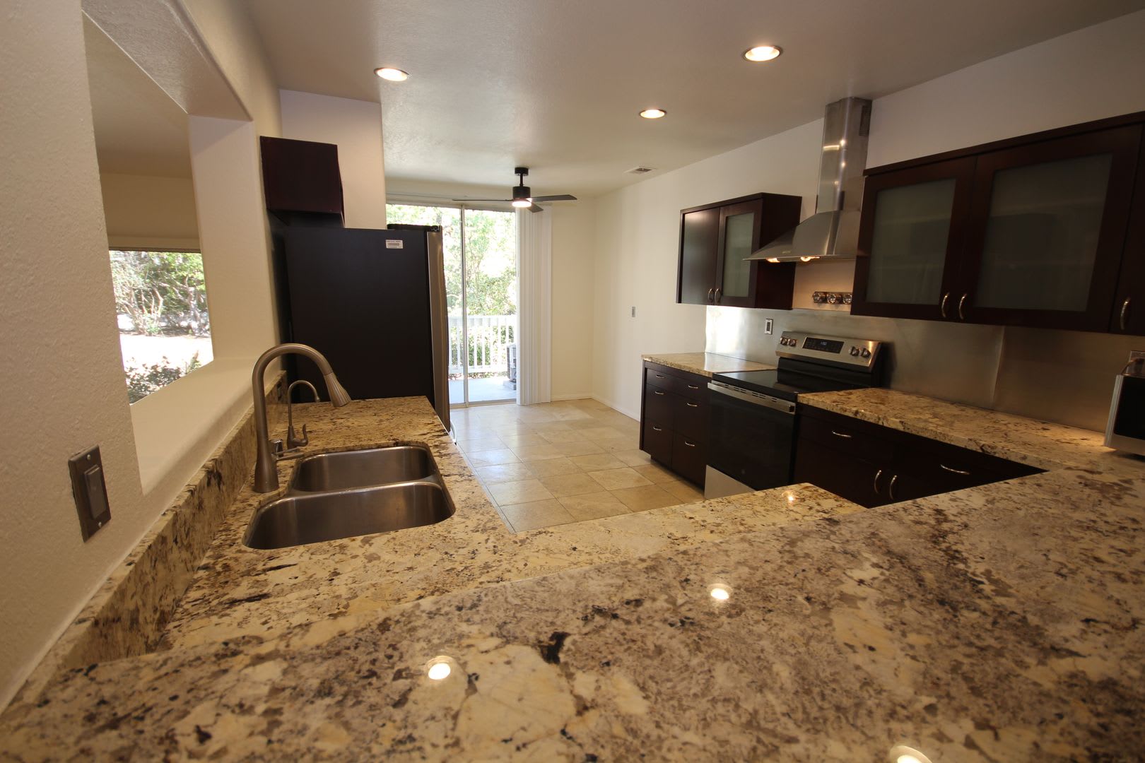 Spacious 2 Bedroom 2-1/2 Bathroom Townhome with 2-car garage in La Jolla near UCSD – photo 4