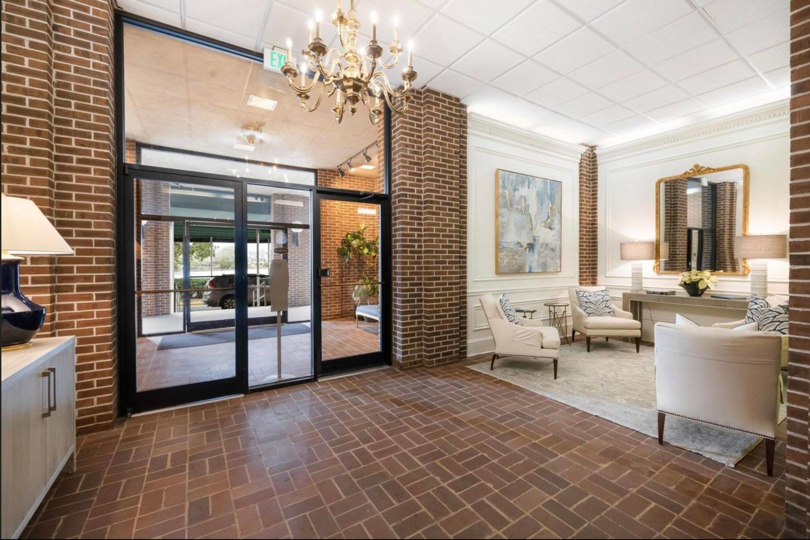 Two Bedroom Condo in Downtown Charleston – photo 3
