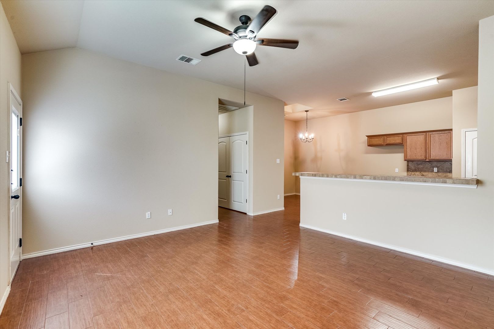 AVAILABLE NOW! Beautiful 3 Bedroom Townhome Located in Georgetown, TX! – photo 4