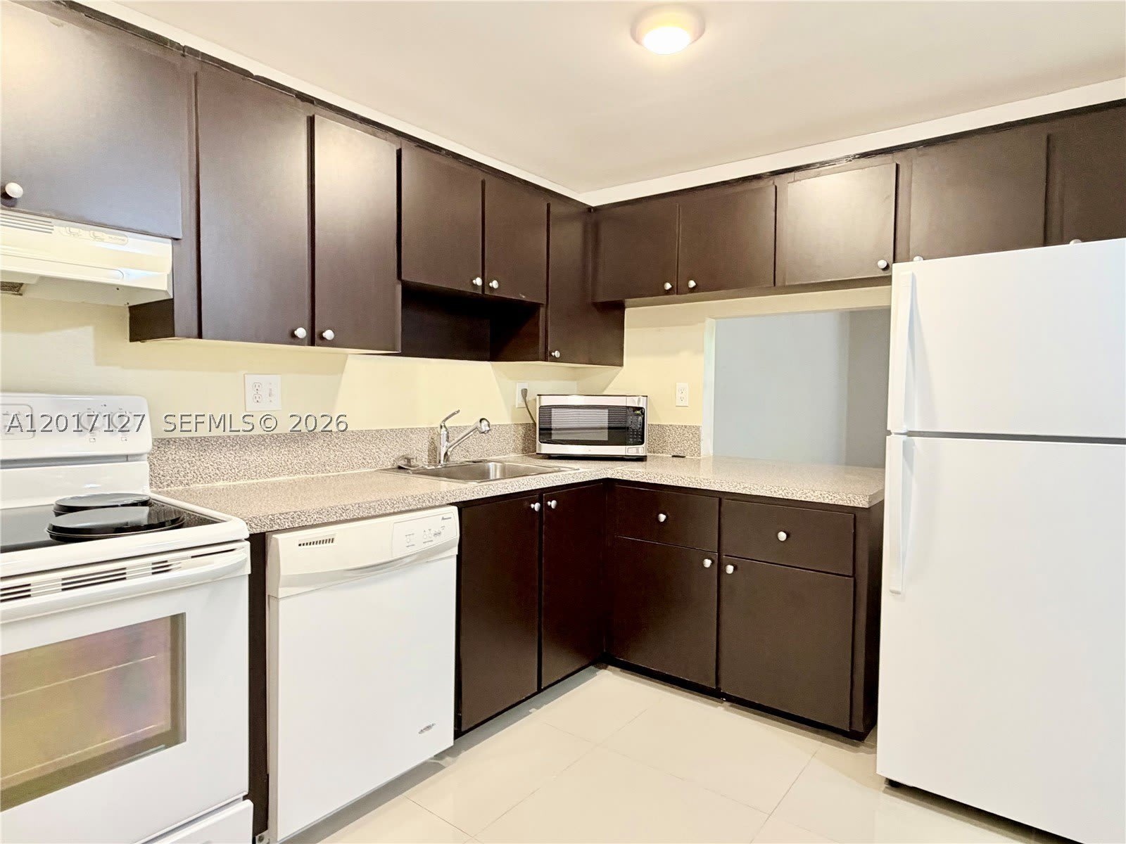 450 Commodore Dr – photo 3