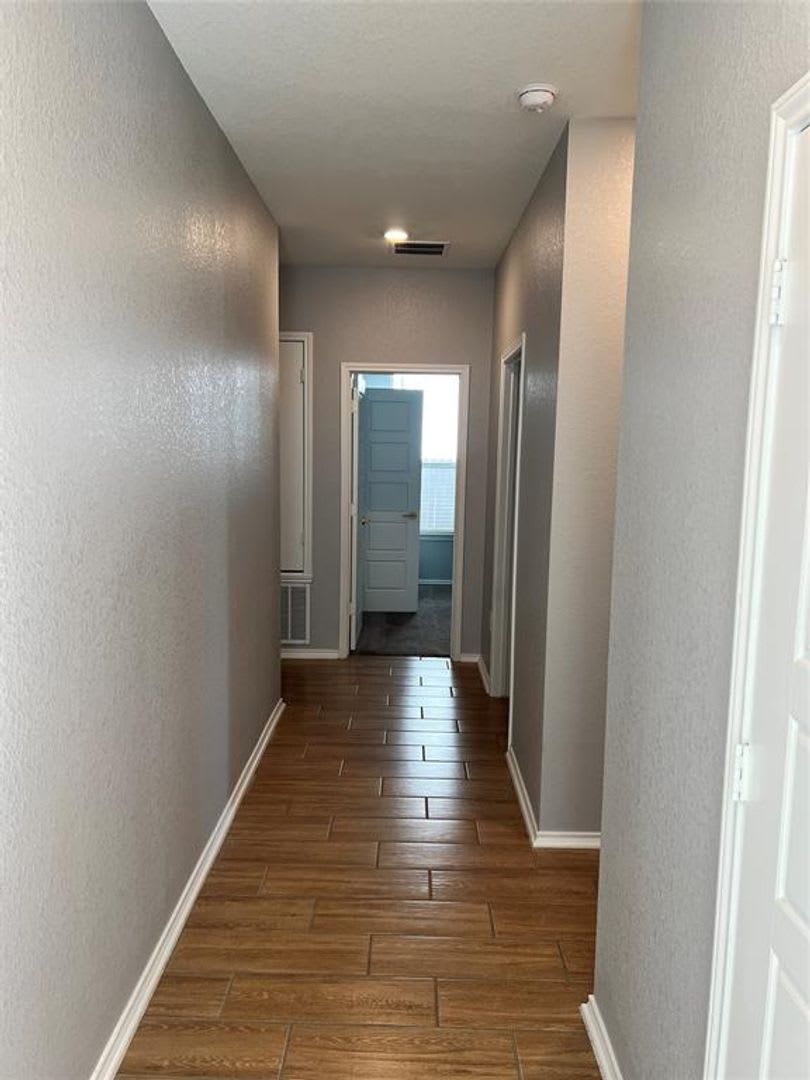 Del Valle Sundance Crossing 4 Bedrooms 2 Baths 1 Story Home Like New Built 2021 Refrigerator Washer Dryer – photo 4