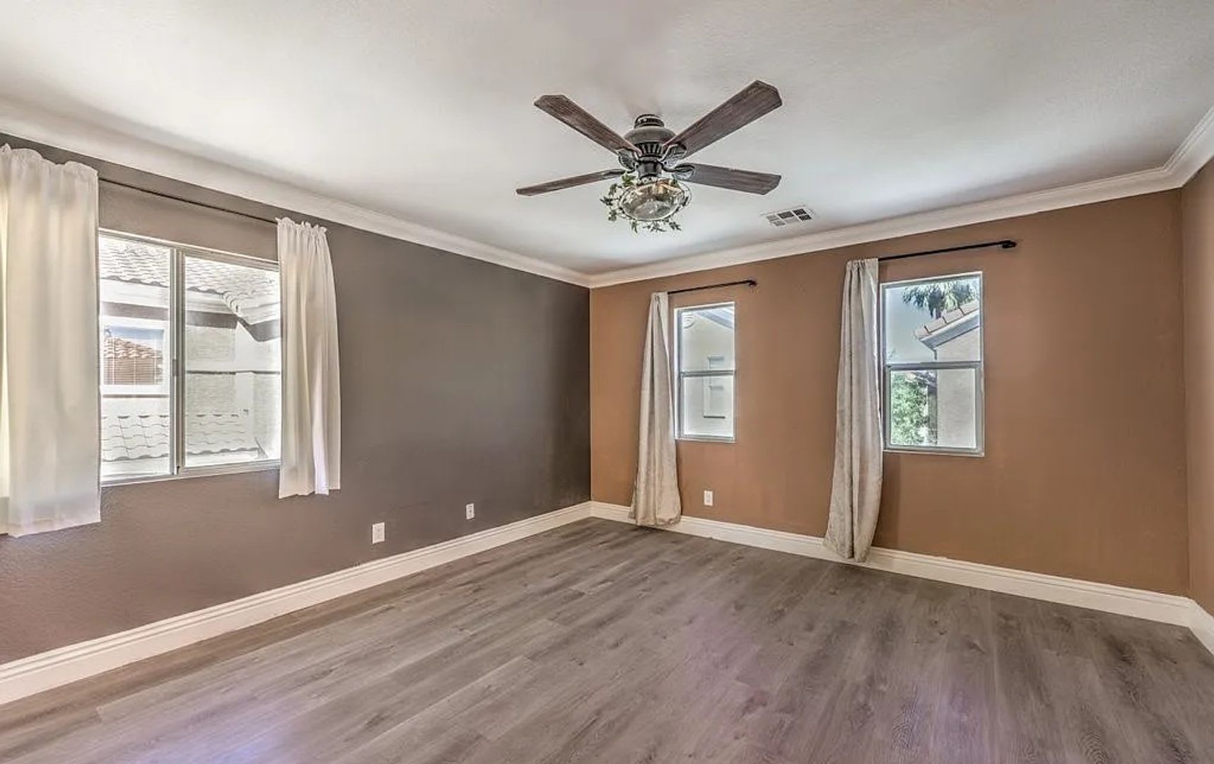 Beautiful Two-Story Home in a Convenient Location – photo 2
