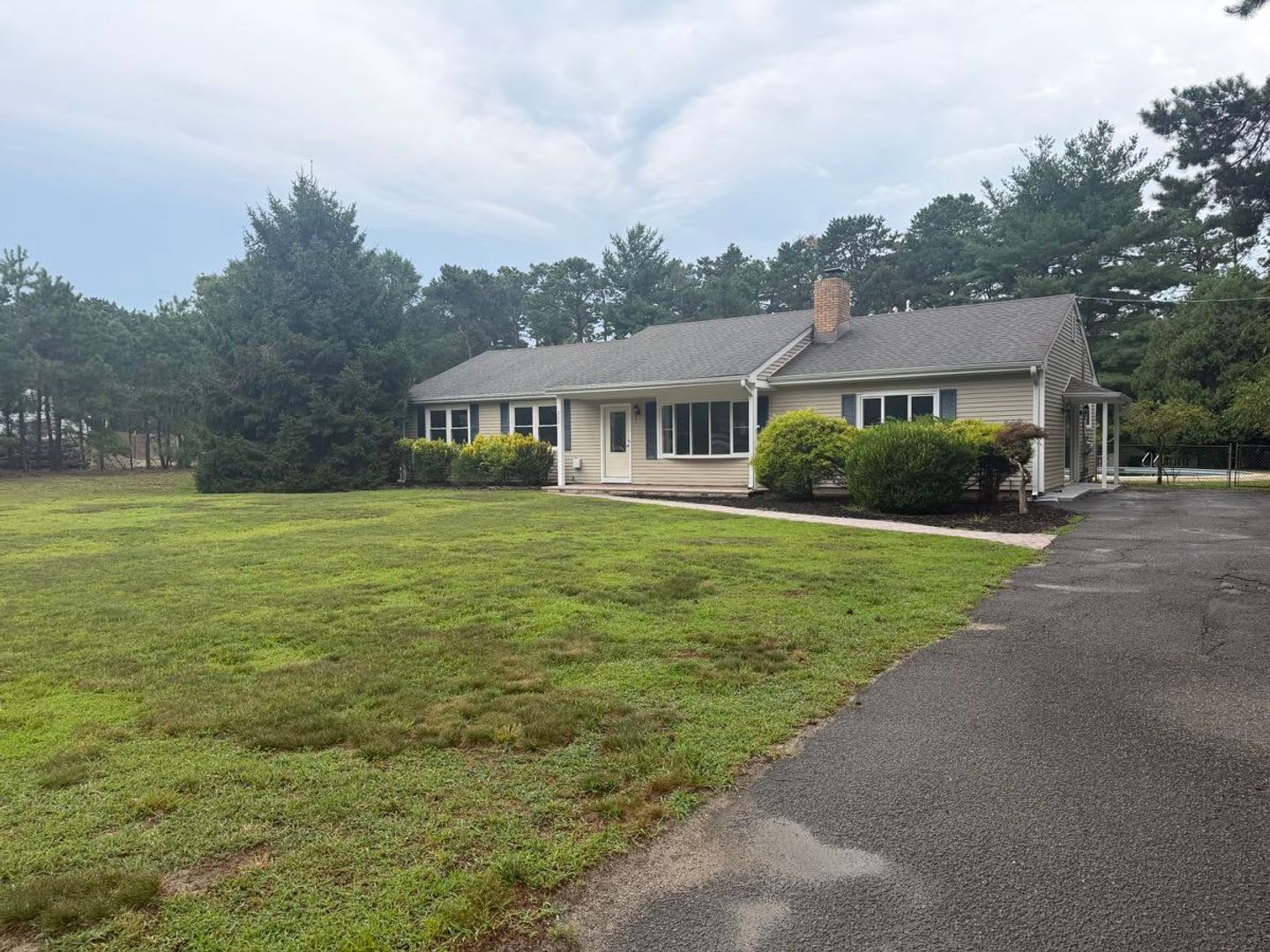 Spacious 3 Bedroom Ranch Home With In Ground Pool – photo 2
