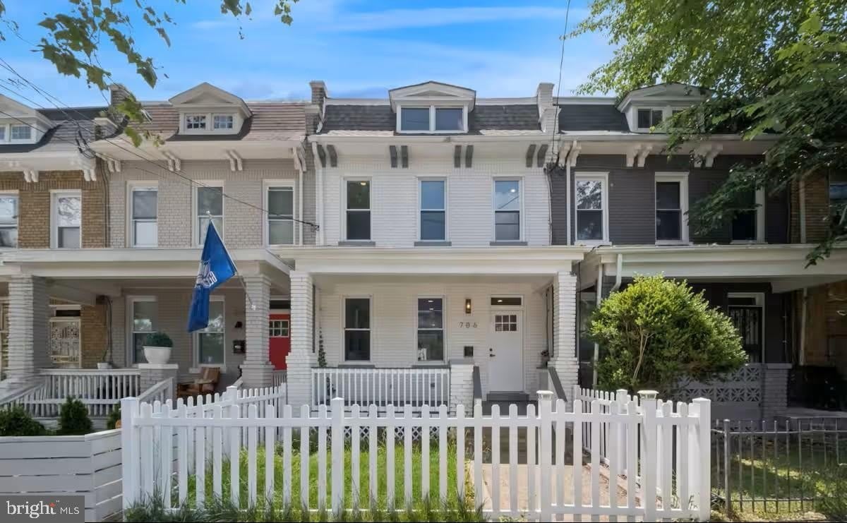 706 Longfellow Street Nw – photo 1