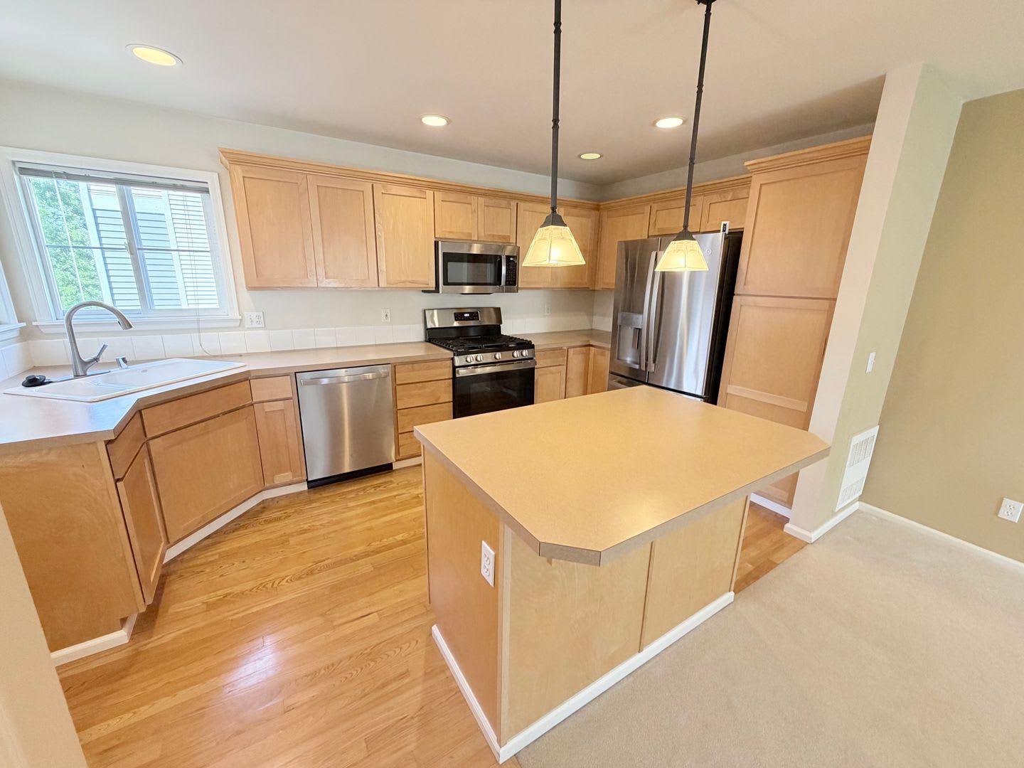 Limited-Time Move-In Special! Lovely Lake City Townhouse – photo 3