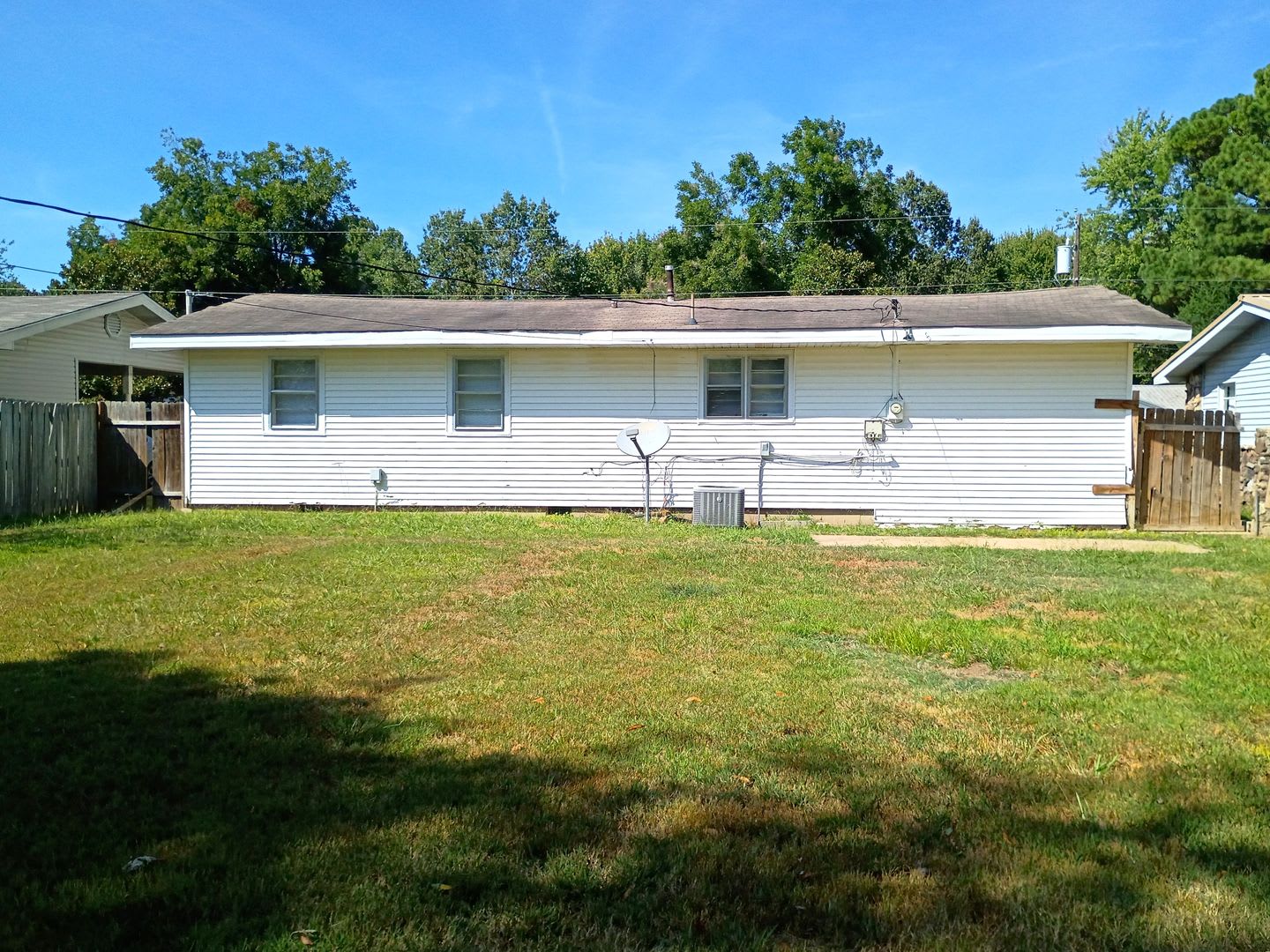 Cute 3Bed/1Bath house with fenced backyard – photo 2