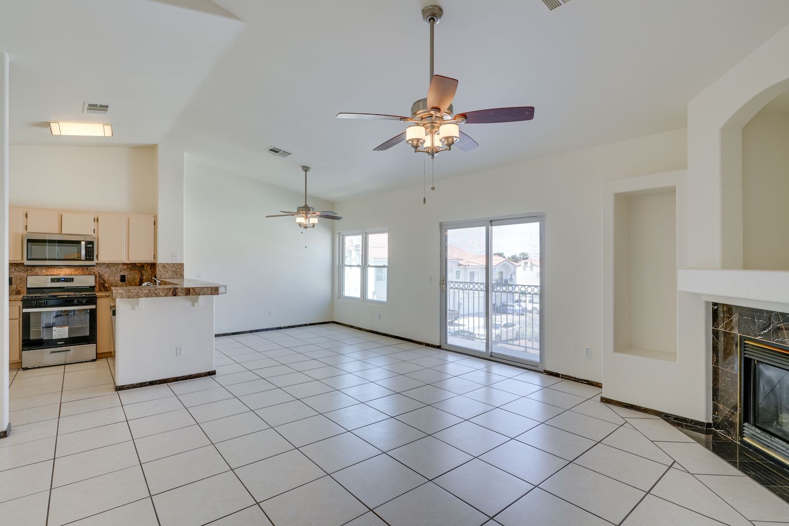 2 BED 2 BATH CONDO READY FOR MOVE IN! – photo 5