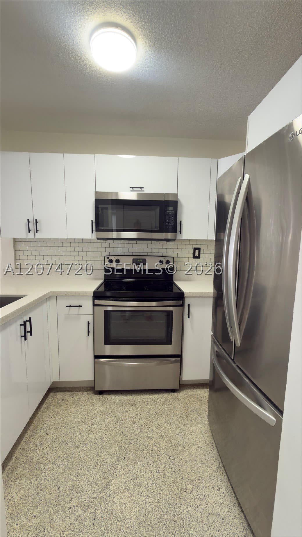 755 SW 6th St – photo 2