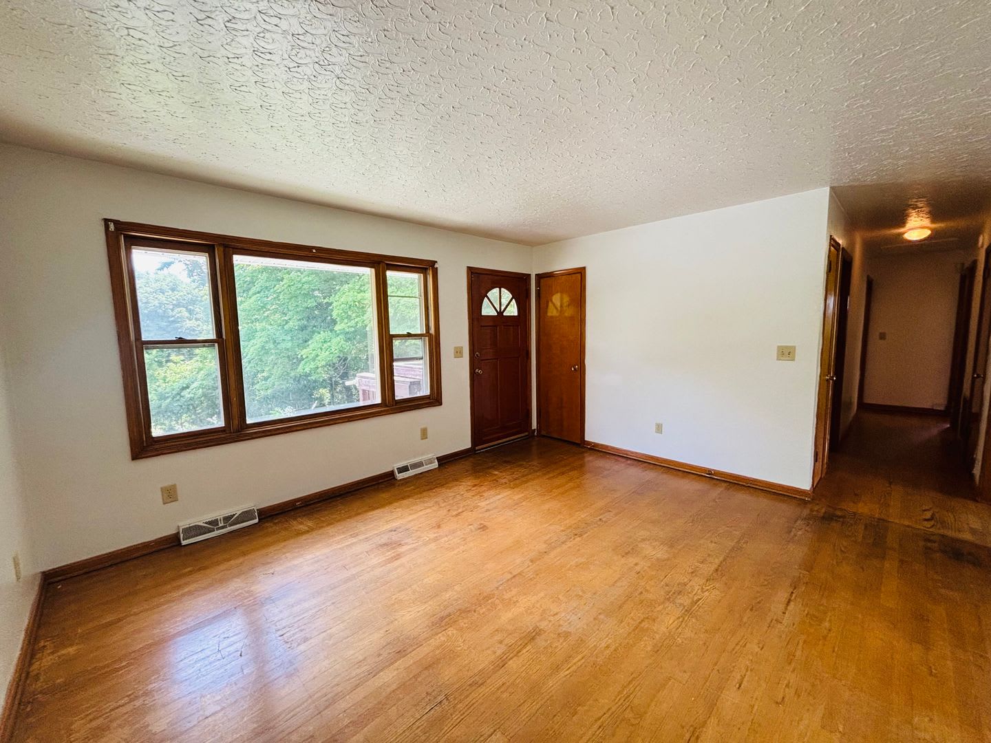 3 Bedroom, 1 Bath House – photo 3