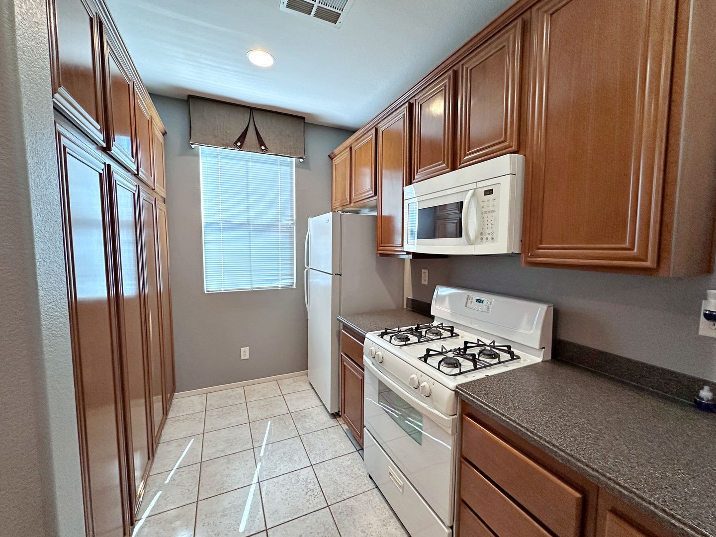 Spacious 3 Bedroom Home In Gated Community With Pool Private Backyard – photo 4