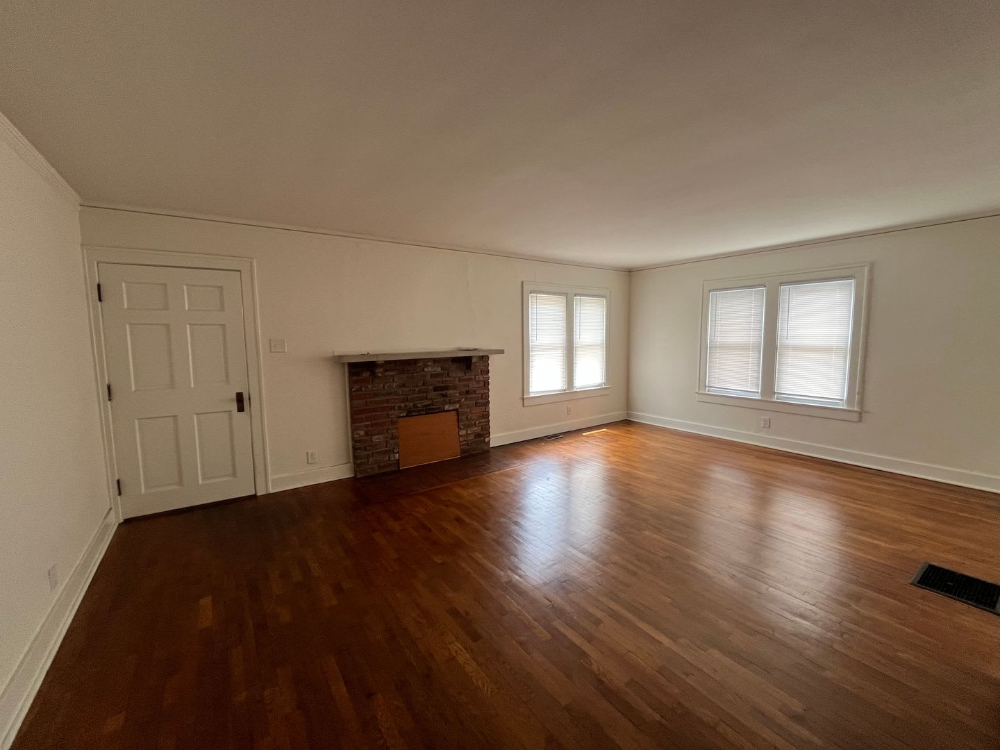 BRAND NEW top of the line renovation throughout. 4 bed/3 bath close to campus! – photo 3