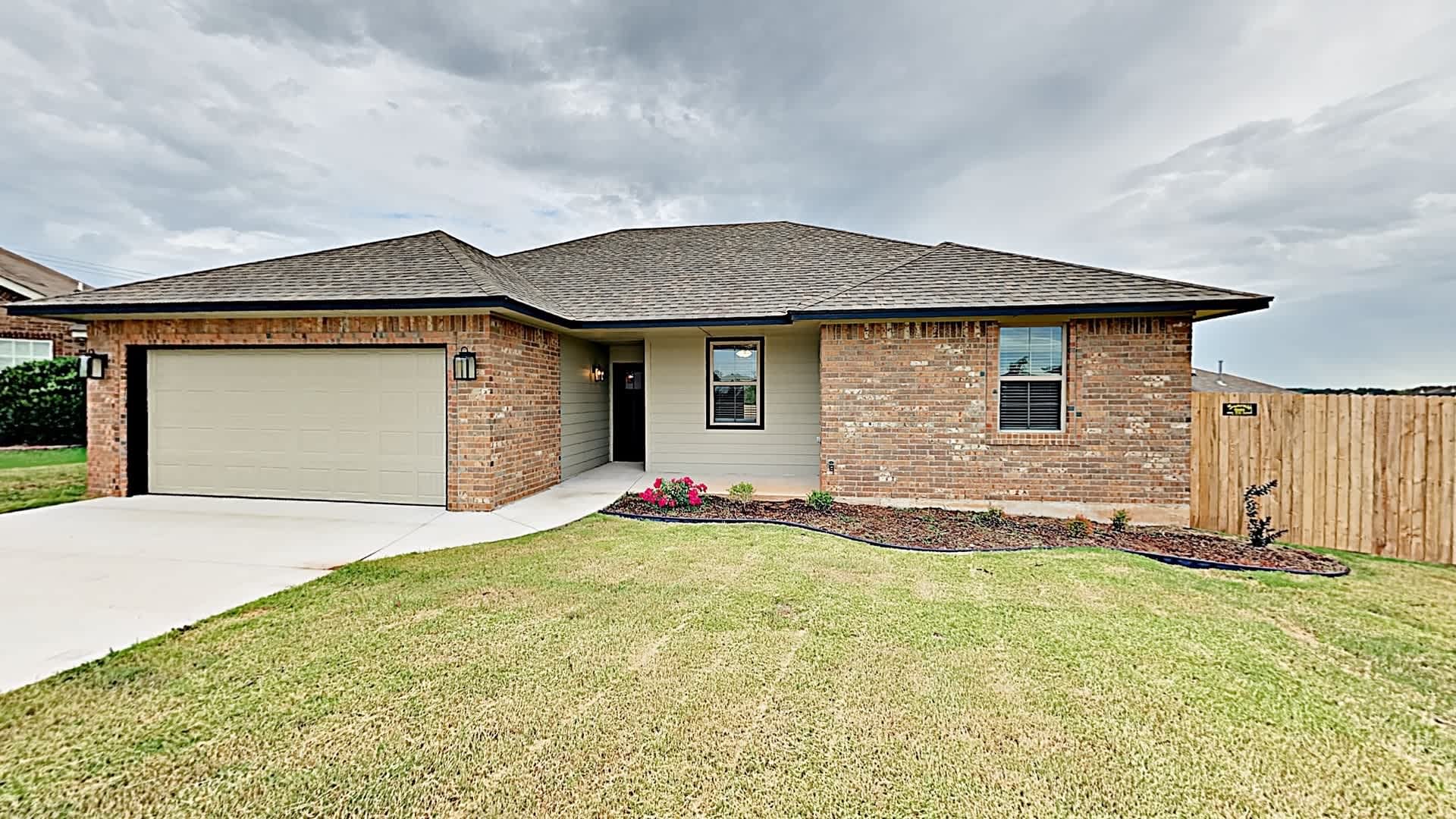 Beautiful 3 Bedroom, 2 Bath Home with Study and Storm Shelter – photo 2